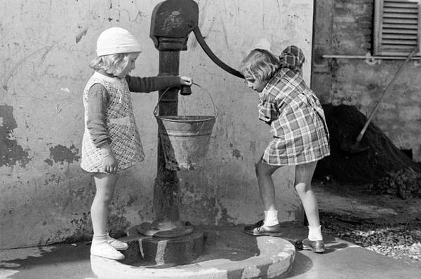 Little girls filling a bucket of water, 9th May 1939 (b/w photo), Vincenzo Balocchi
