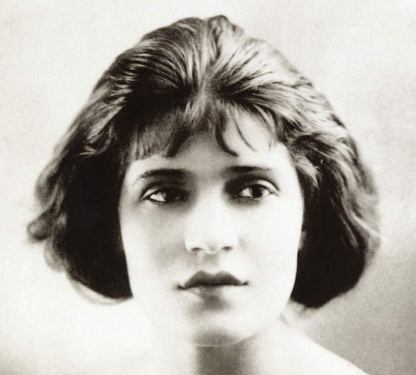 portrait of  Tina Modotti, actress and photographer in Hollywood, 1920 (b/w photo) © Galerie Bilderwelt / Bridgeman Images