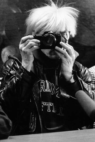 image of Andy Warhol and Maria Mulas photographing each other at the Fondazione Stelline, on the occasion of Warhol's exhibition "Il cenacolo", Milan, Italy, 1987 (b/w photo) © Maria Mulas / Bridgeman Images