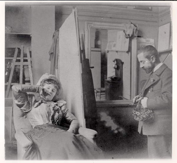 photograph of Henri de Toulouse-Lautrec (1864-1901) in his studio with Misia Natanson (b/w photo), French Photographer, (19th century) / Private Collection / © Archives Charmet / Bridgeman Images