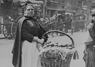 A Woman Potato Seller in London (b/w photo) (see also 135821), Paul Martin, (1864-1942) / Private Collection