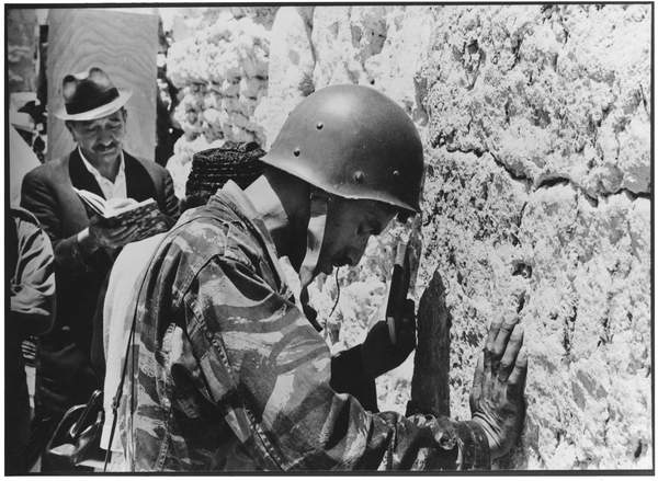 Neil Libbert: a witness to events. Bridgeman Collections Gems Soldier at the Western Wall, June 1967 (b/w photo) / © Neil Libbert / Bridgeman Images