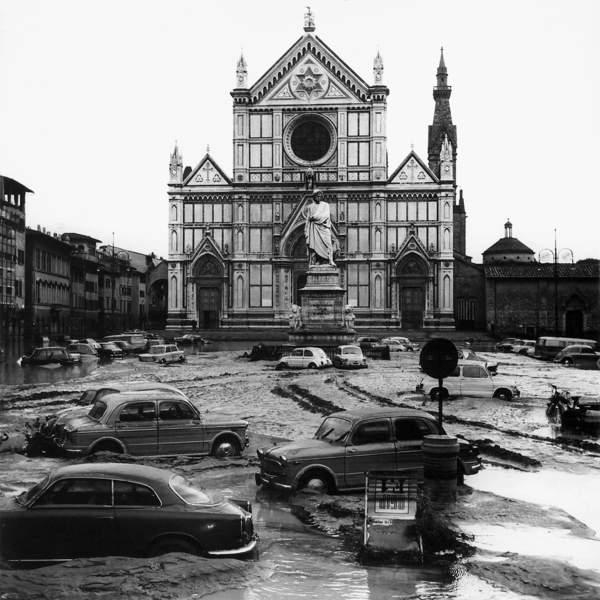 View of Piazza Santa Croce after the flood that swept through Florence in November of 1966 (b/w photo) / Alinari / Bridgeman Images